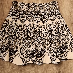 GORGEOUS  VOCAL FLOWY Mini White/Black Patterned Skirt NEW